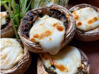 Печериці запечені під сулугуні (250г)