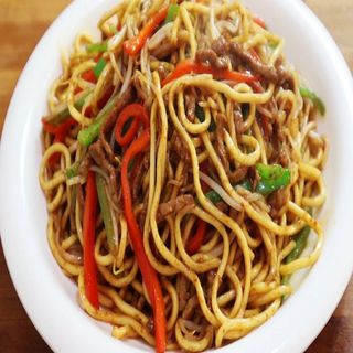 Spaghetti di grano con verdure e manzo