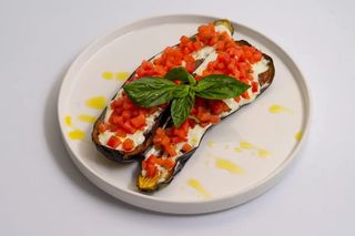 Vanata coapta cu sos tzatziki si salsa din rosii