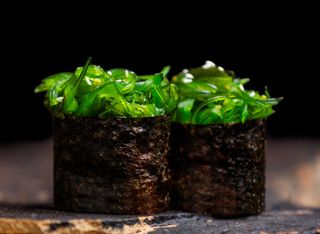 Гункан хіяші з горіховим соусом (1шт/40г)