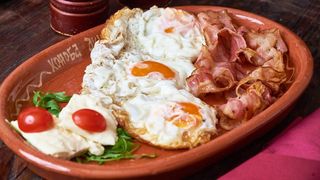 Jaja na oko sa slaninom