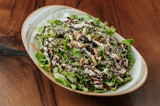 ბოსტნეულის სალათი ველური მოცვით