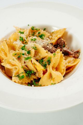 Фарфалле с томлёной говядиной