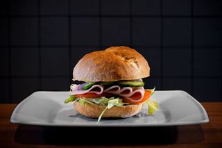 Bułka z wędliną i serem