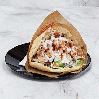 Specjalny kebab w bułce ze smażonym serem i warzywami duży