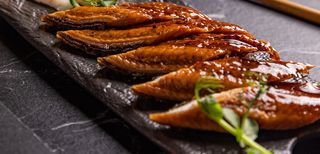 Сашими змиорка с унаги сос (80г)