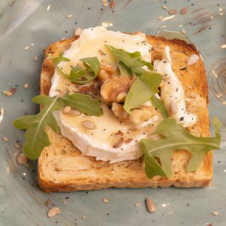 1 tosta de Rulo de Cabra, con miel y nueces