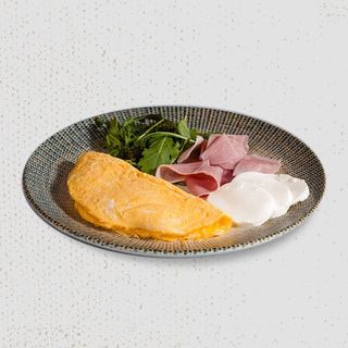 OMLETĂ CU PROSCIUTTO COTTO, PESTO ȘI MOZZARELLA