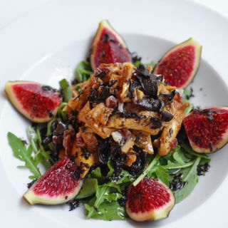 Ensalada de rossinyols, camagrocs, trompeta con higos y jamón ibérico 