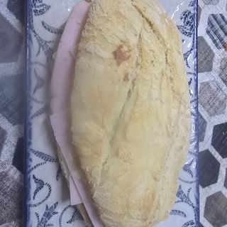 Tostada de mantequilla y queso edam fundido 