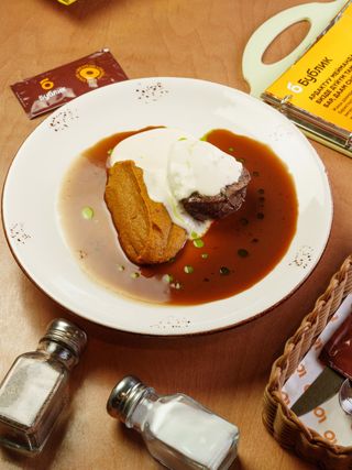 Филе миньон с морковным пюре и муссом из копчёного сыра (340г)