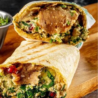 Kebab de Vita cu hummus si salata maidanos la lipie