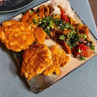 დაბეგვილი ხბოს ხორცი გარნირით