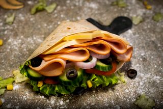 Тортила с пуешко филе ,мус от авокадо,крема сирене (350г)