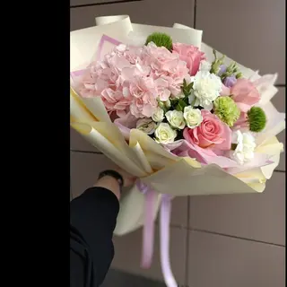 Buchet roses si hortensie roz/alb