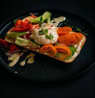 Тост з яйцем пашот та лососем (300г)