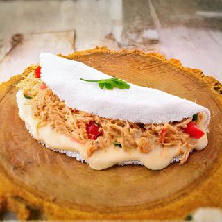 Tapioca de frango com queijo e requeijão