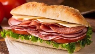 Panino con salame piccante e provola