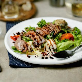 Теплый салат с телятиной