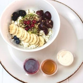 Творог домашний с сезонными ягодами