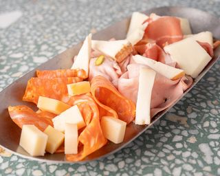 Tabla De Embutidos Y Quesos Con Miel Y Mermeladas