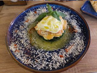 Spanac cu somon si ou posat