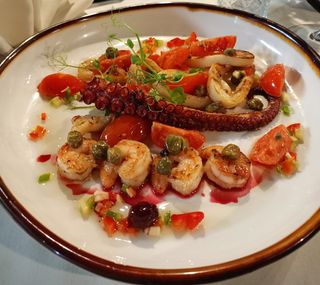 Трилогия от топъл октопод, скариди и калмари