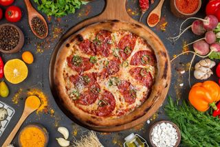 Пица с пикантен салам (450г)