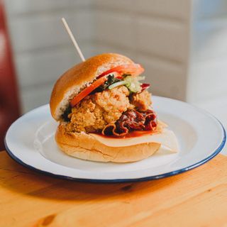 Hamburguesa estilo cajún + patatas fritas + refresco (330 ml.)