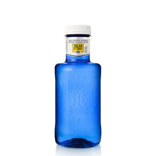 Agua mineral.