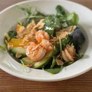 Салат з креветками, грушею та авокадо