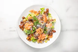 Salada Caesar com Salmão Fumado