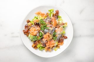 Salada Caesar com Salmão Fumado