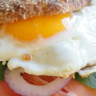 SANDWICH BACON Y HUEVO