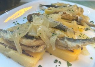 Sarde in saor alla veneziana con polenta