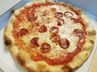 8. Pizza classica salame dolce