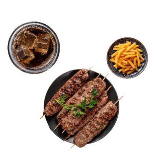 Pinchitos De Kefta De Ternera Con Patatas Fritas Y Bebida