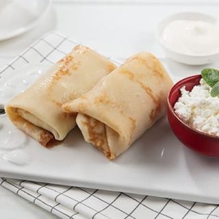 Млинці з творогом, сметаною та  ягідним джемом 2 шт. (150г)