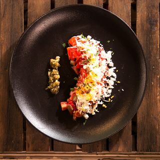 Средиземноморска топеница - домат, печена чушка, натрошено краве сирене, яйце, дресинг от зехтин, магданоз, люти чушки и чесън поднесени в стил характерен за Турция