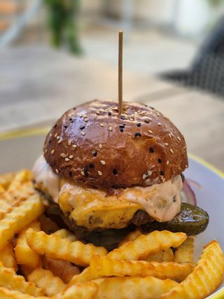 დაძენძილი ხორცის ბურგერი + ფრი