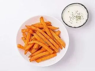 Батат фрі з соусом блючіз (145g)