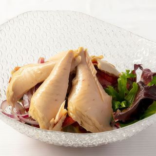 Ensalada de lomos de bonito del norte tomate de temporada y cebolleta