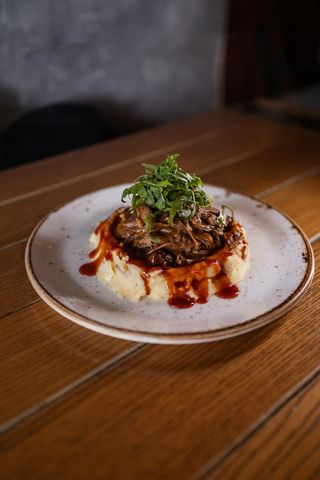 Trgana junetina na pire krompiru u demiglas sosu 350gr