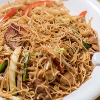 Fideos De Arroz Frito Con Ternera A La Plancha