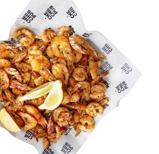 Много жареных креветок