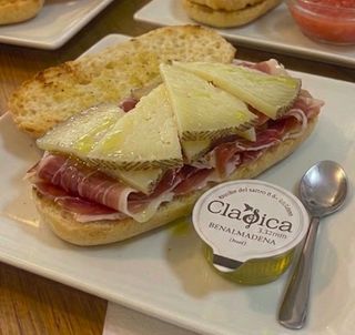 Pitufo De Serrano, queso manchego y aceite
