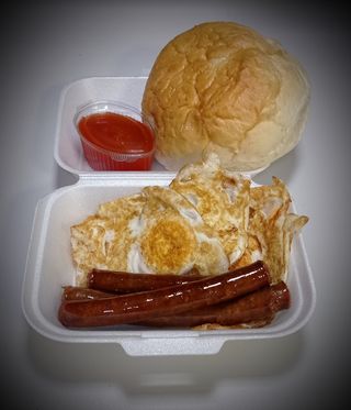 Pržena jaja i roštilj kobasice u porciji