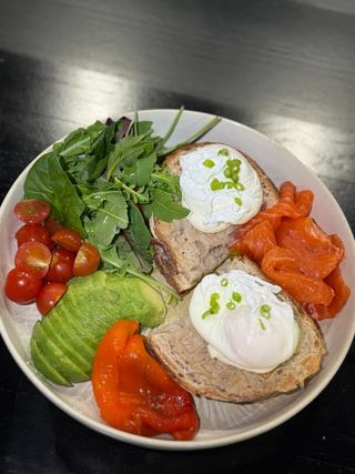 Тост з лососем та яйцем пашот