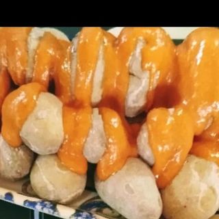 Papas arrugadas con mojo rojo.