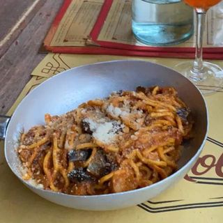 Tonnarello tira & molla melanzane, olive, capperi, pomodoro